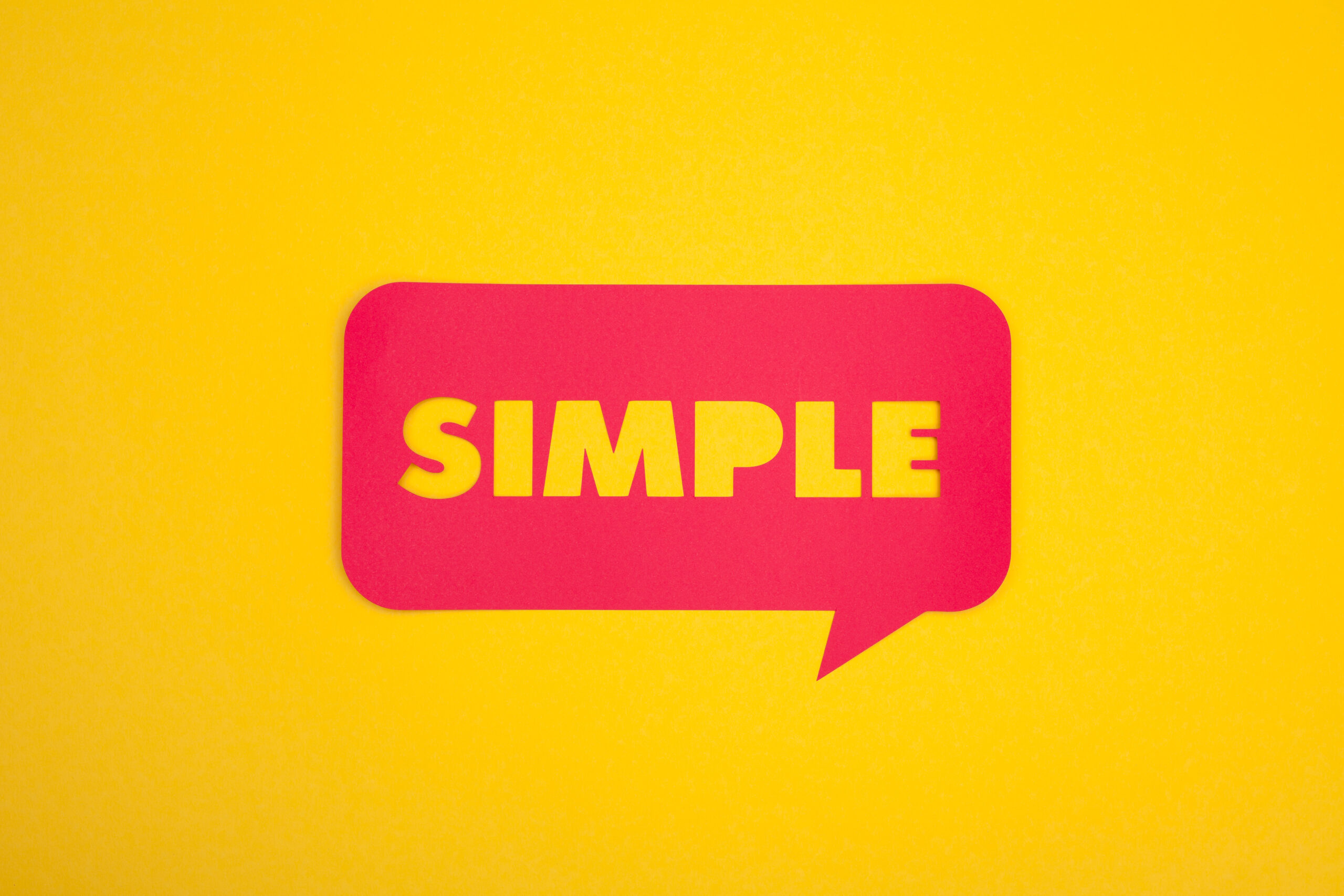 gelbe Simple Schrift auf rotem Hintergrund